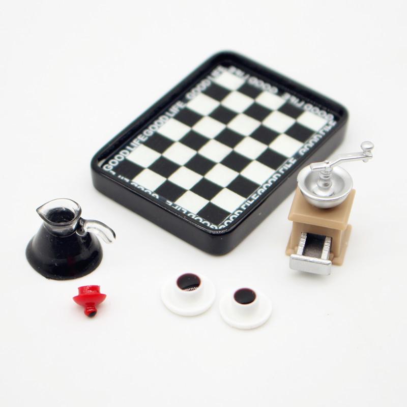 Coffee Maker - ชุดเครื่องบดกาแฟจิ๋วสำหรับบ้านตุ๊กตา พร้อมจานอาหารลายตารางหมากรุกสีดำขาว ของเล่นเสริมสร้างจินตนาการสำหรับบ้านตุ๊กตา